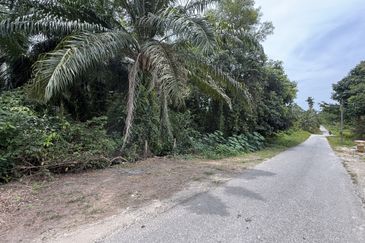 Tanah tepi Jalan syarat Bangunan 1361m²  di Kg. Kelulut, Marang, Terengganu