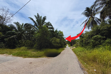 Tanah tepi Jalan syarat Bangunan 1361m²  di Kg. Kelulut, Marang, Terengganu