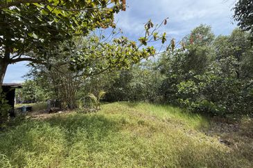 Tanah Lot Banglo bersaiz 441m²  di Kg. Alur Tuman, Marang, Terengganu sebelah Sekolah Memandu Arinah