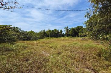 Tanah Lot Banglo bersaiz 441m²  di Kg. Alur Tuman, Marang, Terengganu sebelah Sekolah Memandu Arinah