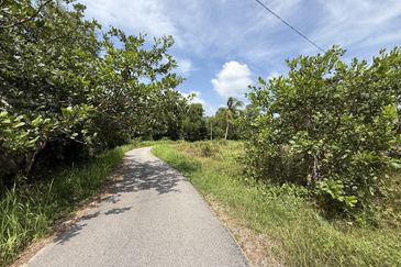 Tanah Lot Banglo bersaiz 441m²  di Kg. Alur Tuman, Marang, Terengganu sebelah Sekolah Memandu Arinah