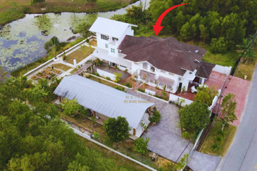 [𝐅𝐔𝐋𝐋𝐘 𝐑𝐄𝐍𝐎𝐕𝐀𝐓𝐄𝐃 & 𝐅𝐔𝐋𝐋𝐘 𝐅𝐔𝐑𝐍𝐈𝐒𝐇𝐄𝐃] Banglo Mewah 3 Tingkat berkonsepkan English di KTGR, Kuala Nerus mengadap tasik