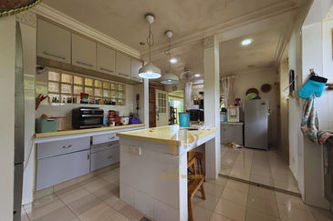 [𝐅𝐔𝐋𝐋𝐘 𝐑𝐄𝐍𝐎𝐕𝐀𝐓𝐄𝐃 & 𝐅𝐔𝐋𝐋𝐘 𝐅𝐔𝐑𝐍𝐈𝐒𝐇𝐄𝐃] Banglo Mewah 3 Tingkat berkonsepkan English di KTGR, Kuala Nerus mengadap tasik