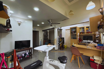 [𝐅𝐔𝐋𝐋𝐘 𝐑𝐄𝐍𝐎𝐕𝐀𝐓𝐄𝐃 & 𝐅𝐔𝐋𝐋𝐘 𝐅𝐔𝐑𝐍𝐈𝐒𝐇𝐄𝐃] Banglo Mewah 3 Tingkat berkonsepkan English di KTGR, Kuala Nerus mengadap tasik