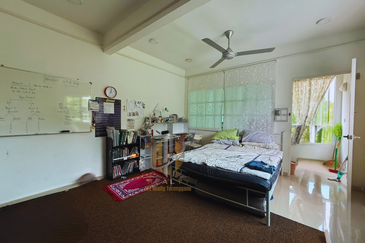 [𝐅𝐔𝐋𝐋𝐘 𝐑𝐄𝐍𝐎𝐕𝐀𝐓𝐄𝐃 & 𝐅𝐔𝐋𝐋𝐘 𝐅𝐔𝐑𝐍𝐈𝐒𝐇𝐄𝐃] Banglo Mewah 3 Tingkat berkonsepkan English di KTGR, Kuala Nerus mengadap tasik