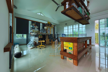 [𝐅𝐔𝐋𝐋𝐘 𝐑𝐄𝐍𝐎𝐕𝐀𝐓𝐄𝐃 & 𝐅𝐔𝐋𝐋𝐘 𝐅𝐔𝐑𝐍𝐈𝐒𝐇𝐄𝐃] Banglo Mewah 3 Tingkat berkonsepkan English di KTGR, Kuala Nerus mengadap tasik