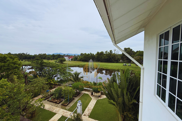 [𝐅𝐔𝐋𝐋𝐘 𝐑𝐄𝐍𝐎𝐕𝐀𝐓𝐄𝐃 & 𝐅𝐔𝐋𝐋𝐘 𝐅𝐔𝐑𝐍𝐈𝐒𝐇𝐄𝐃] Banglo Mewah 3 Tingkat berkonsepkan English di KTGR, Kuala Nerus mengadap tasik