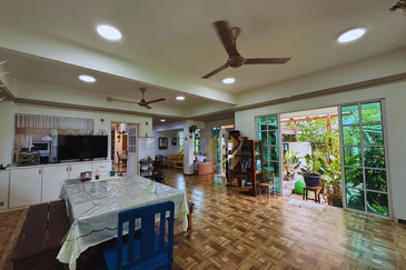 [𝐅𝐔𝐋𝐋𝐘 𝐑𝐄𝐍𝐎𝐕𝐀𝐓𝐄𝐃 & 𝐅𝐔𝐋𝐋𝐘 𝐅𝐔𝐑𝐍𝐈𝐒𝐇𝐄𝐃] Banglo Mewah 3 Tingkat berkonsepkan English di KTGR, Kuala Nerus mengadap tasik