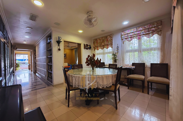 [𝐅𝐔𝐋𝐋𝐘 𝐑𝐄𝐍𝐎𝐕𝐀𝐓𝐄𝐃 & 𝐅𝐔𝐋𝐋𝐘 𝐅𝐔𝐑𝐍𝐈𝐒𝐇𝐄𝐃] Banglo Mewah 3 Tingkat berkonsepkan English di KTGR, Kuala Nerus mengadap tasik