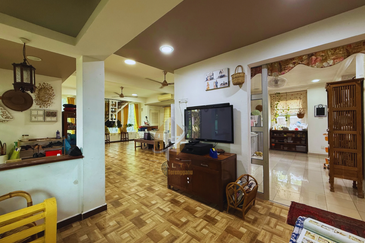 [𝐅𝐔𝐋𝐋𝐘 𝐑𝐄𝐍𝐎𝐕𝐀𝐓𝐄𝐃 & 𝐅𝐔𝐋𝐋𝐘 𝐅𝐔𝐑𝐍𝐈𝐒𝐇𝐄𝐃] Banglo Mewah 3 Tingkat berkonsepkan English di KTGR, Kuala Nerus mengadap tasik