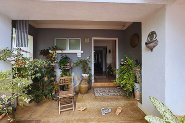 [𝐅𝐔𝐋𝐋𝐘 𝐑𝐄𝐍𝐎𝐕𝐀𝐓𝐄𝐃 & 𝐅𝐔𝐋𝐋𝐘 𝐅𝐔𝐑𝐍𝐈𝐒𝐇𝐄𝐃] Banglo Mewah 3 Tingkat berkonsepkan English di KTGR, Kuala Nerus mengadap tasik