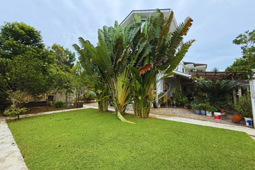 [𝐅𝐔𝐋𝐋𝐘 𝐑𝐄𝐍𝐎𝐕𝐀𝐓𝐄𝐃 & 𝐅𝐔𝐋𝐋𝐘 𝐅𝐔𝐑𝐍𝐈𝐒𝐇𝐄𝐃] Banglo Mewah 3 Tingkat berkonsepkan English di KTGR, Kuala Nerus mengadap tasik