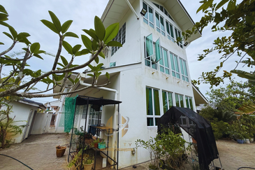 [𝐅𝐔𝐋𝐋𝐘 𝐑𝐄𝐍𝐎𝐕𝐀𝐓𝐄𝐃 & 𝐅𝐔𝐋𝐋𝐘 𝐅𝐔𝐑𝐍𝐈𝐒𝐇𝐄𝐃] Banglo Mewah 3 Tingkat berkonsepkan English di KTGR, Kuala Nerus mengadap tasik