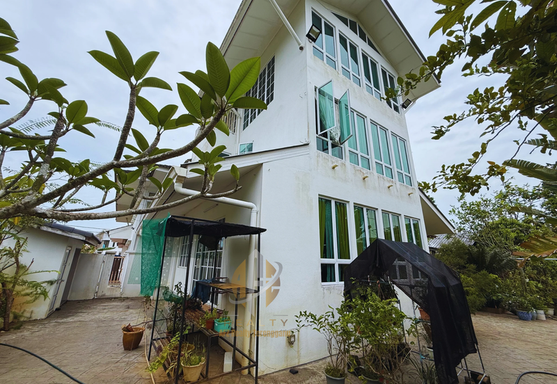 [𝐅𝐔𝐋𝐋𝐘 𝐑𝐄𝐍𝐎𝐕𝐀𝐓𝐄𝐃 & 𝐅𝐔𝐋𝐋𝐘 𝐅𝐔𝐑𝐍𝐈𝐒𝐇𝐄𝐃] Banglo Mewah 3 Tingkat berkonsepkan English di KTGR, Kuala Nerus mengadap tasik