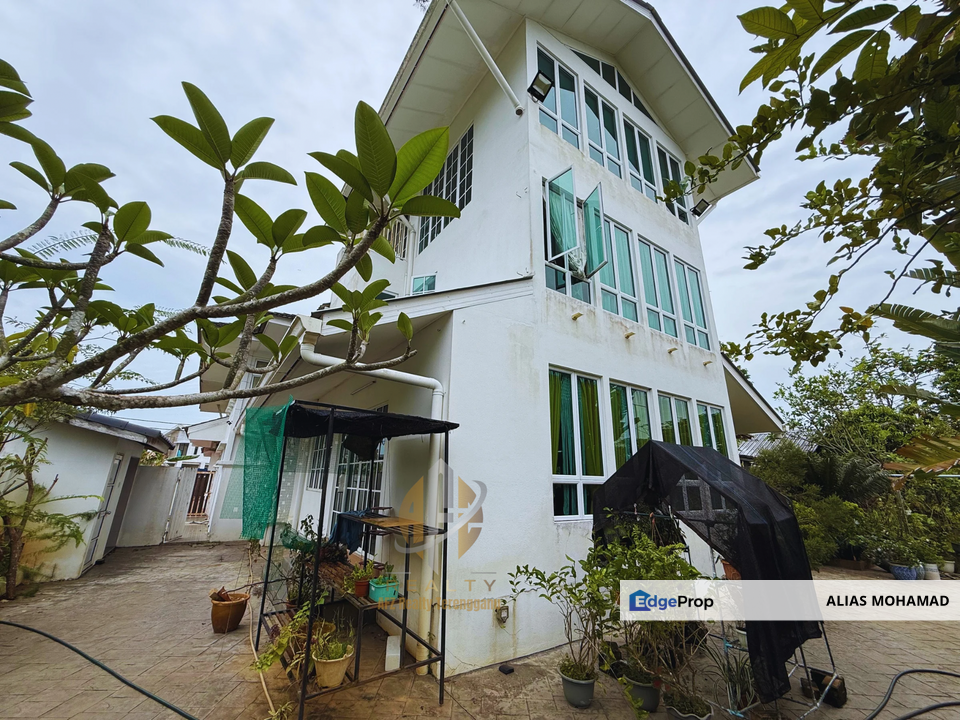 [𝐅𝐔𝐋𝐋𝐘 𝐑𝐄𝐍𝐎𝐕𝐀𝐓𝐄𝐃 & 𝐅𝐔𝐋𝐋𝐘 𝐅𝐔𝐑𝐍𝐈𝐒𝐇𝐄𝐃] Banglo Mewah 3 Tingkat berkonsepkan English di KTGR, Kuala Nerus mengadap tasik, Terengganu, 