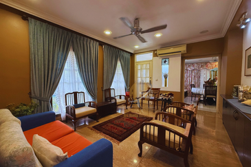 [𝐅𝐔𝐋𝐋𝐘 𝐑𝐄𝐍𝐎𝐕𝐀𝐓𝐄𝐃 & 𝐅𝐔𝐋𝐋𝐘 𝐅𝐔𝐑𝐍𝐈𝐒𝐇𝐄𝐃] Banglo Mewah 3 Tingkat berkonsepkan English di KTGR, Kuala Nerus mengadap tasik