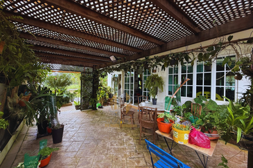 [𝐅𝐔𝐋𝐋𝐘 𝐑𝐄𝐍𝐎𝐕𝐀𝐓𝐄𝐃 & 𝐅𝐔𝐋𝐋𝐘 𝐅𝐔𝐑𝐍𝐈𝐒𝐇𝐄𝐃] Banglo Mewah 3 Tingkat berkonsepkan English di KTGR, Kuala Nerus mengadap tasik