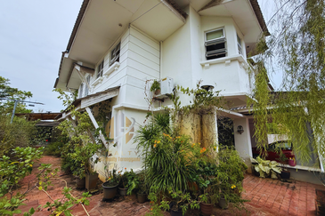 [𝐅𝐔𝐋𝐋𝐘 𝐑𝐄𝐍𝐎𝐕𝐀𝐓𝐄𝐃 & 𝐅𝐔𝐋𝐋𝐘 𝐅𝐔𝐑𝐍𝐈𝐒𝐇𝐄𝐃] Banglo Mewah 3 Tingkat berkonsepkan English di KTGR, Kuala Nerus mengadap tasik