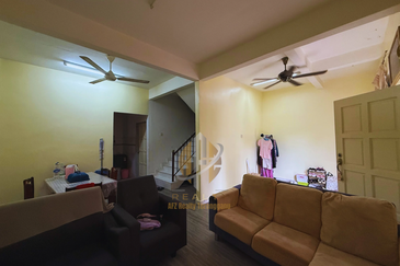 Rumah Teres 2 Tingkat di Taman Desa Mutiara, Gong Badak, Terengganu berdekatan Petron & Perodua Gong Badak