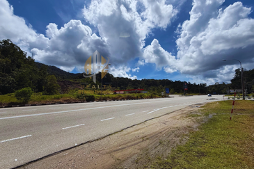 3 Tanah Lot Kedai bersaiz 130m²  di Durian Mentangau, Dungun, Terengganu sebelah Stesen Caltex