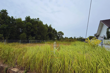 Tanah Lot Banglo bersaiz 660m²  di Kuala Terengganu Golf Resort (KTGR), Tok Jembal, Terengganu mangadap Tasik & Padang Golf