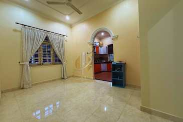 Rumah Banglo Setingkat di Kg. Undang, Kuala Terengganu, Terengganu berdekatan Stesen Minyak Petron