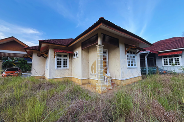 Rumah Banglo Setingkat di Kg. Undang, Kuala Terengganu, Terengganu berdekatan Stesen Minyak Petron