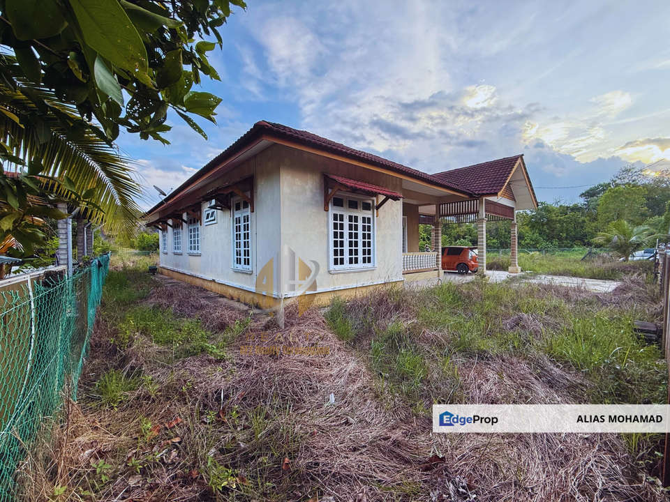 Rumah Banglo Setingkat di Kg. Undang, Kuala Terengganu, Terengganu berdekatan Stesen Minyak Petron, Terengganu, Kuala Terengganu