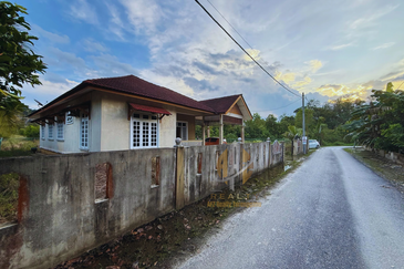 Rumah Banglo Setingkat di Kg. Undang, Kuala Terengganu, Terengganu berdekatan Stesen Minyak Petron