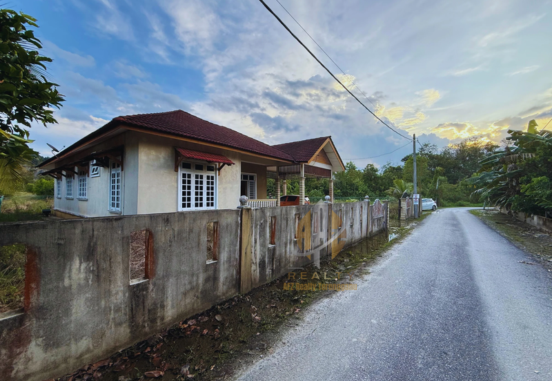 Rumah Banglo Setingkat di Kg. Undang, Kuala Terengganu, Terengganu berdekatan Stesen Minyak Petron