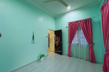 Rumah Banglo Setingkat di Kg. Undang, Kuala Terengganu, Terengganu berdekatan Stesen Minyak Petron