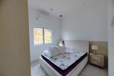 𝐑𝐔𝐌𝐀𝐇 𝐁𝐀𝐍𝐆𝐋𝐎 &  𝐒𝐄𝐌𝐈-𝐃 𝐒𝐄𝐓𝐈𝐍𝐆𝐊𝐀𝐓 𝐄𝐊𝐒𝐊𝐋𝐔𝐒𝐈𝐅 𝐌𝐄𝐖𝐀𝐇 & 𝐌𝐎𝐃𝐄𝐍 𝐃𝐈 𝐖𝐀𝐊𝐀𝐅 𝐓𝐀𝐏𝐀𝐈, 𝐌𝐀𝐑𝐀𝐍𝐆