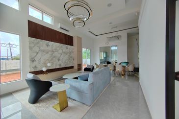 𝐑𝐔𝐌𝐀𝐇 𝐁𝐀𝐍𝐆𝐋𝐎 &  𝐒𝐄𝐌𝐈-𝐃 𝐒𝐄𝐓𝐈𝐍𝐆𝐊𝐀𝐓 𝐄𝐊𝐒𝐊𝐋𝐔𝐒𝐈𝐅 𝐌𝐄𝐖𝐀𝐇 & 𝐌𝐎𝐃𝐄𝐍 𝐃𝐈 𝐖𝐀𝐊𝐀𝐅 𝐓𝐀𝐏𝐀𝐈, 𝐌𝐀𝐑𝐀𝐍𝐆