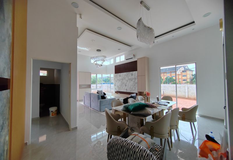 𝐑𝐔𝐌𝐀𝐇 𝐁𝐀𝐍𝐆𝐋𝐎 &  𝐒𝐄𝐌𝐈-𝐃 𝐒𝐄𝐓𝐈𝐍𝐆𝐊𝐀𝐓 𝐄𝐊𝐒𝐊𝐋𝐔𝐒𝐈𝐅 𝐌𝐄𝐖𝐀𝐇 & 𝐌𝐎𝐃𝐄𝐍 𝐃𝐈 𝐖𝐀𝐊𝐀𝐅 𝐓𝐀𝐏𝐀𝐈, 𝐌𝐀𝐑𝐀𝐍𝐆