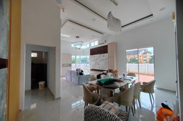 𝐑𝐔𝐌𝐀𝐇 𝐁𝐀𝐍𝐆𝐋𝐎 &  𝐒𝐄𝐌𝐈-𝐃 𝐒𝐄𝐓𝐈𝐍𝐆𝐊𝐀𝐓 𝐄𝐊𝐒𝐊𝐋𝐔𝐒𝐈𝐅 𝐌𝐄𝐖𝐀𝐇 & 𝐌𝐎𝐃𝐄𝐍 𝐃𝐈 𝐖𝐀𝐊𝐀𝐅 𝐓𝐀𝐏𝐀𝐈, 𝐌𝐀𝐑𝐀𝐍𝐆