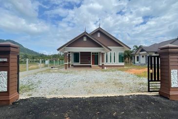 Rumah Banglo Satu Tingkat Di Kg Jak, Hulu Terengganu.