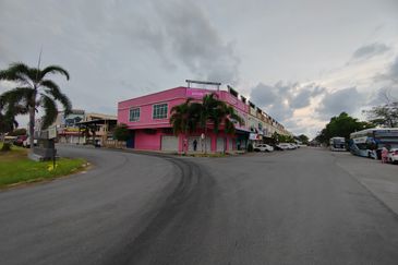 [𝐍𝐎𝐍 𝐁𝐔𝐌𝐈] 𝐂𝐎𝐑𝐍𝐄𝐑 𝐋𝐎𝐓 𝐒𝐇𝐎𝐏𝐋𝐎𝐓 𝟐 𝐓𝐈𝐍𝐆𝐊𝐀𝐓 𝐃𝐈 𝐓𝐀𝐌𝐀𝐍 𝐃𝐄𝐒𝐀 𝐘𝐓 𝐇𝐀𝐃𝐀𝐏𝐀𝐍 𝐒𝐓𝐀𝐃𝐈𝐔𝐌 𝐆𝐎𝐍𝐆 𝐁𝐀𝐃𝐀𝐊