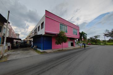 [𝐍𝐎𝐍 𝐁𝐔𝐌𝐈] 𝐂𝐎𝐑𝐍𝐄𝐑 𝐋𝐎𝐓 𝐒𝐇𝐎𝐏𝐋𝐎𝐓 𝟐 𝐓𝐈𝐍𝐆𝐊𝐀𝐓 𝐃𝐈 𝐓𝐀𝐌𝐀𝐍 𝐃𝐄𝐒𝐀 𝐘𝐓 𝐇𝐀𝐃𝐀𝐏𝐀𝐍 𝐒𝐓𝐀𝐃𝐈𝐔𝐌 𝐆𝐎𝐍𝐆 𝐁𝐀𝐃𝐀𝐊