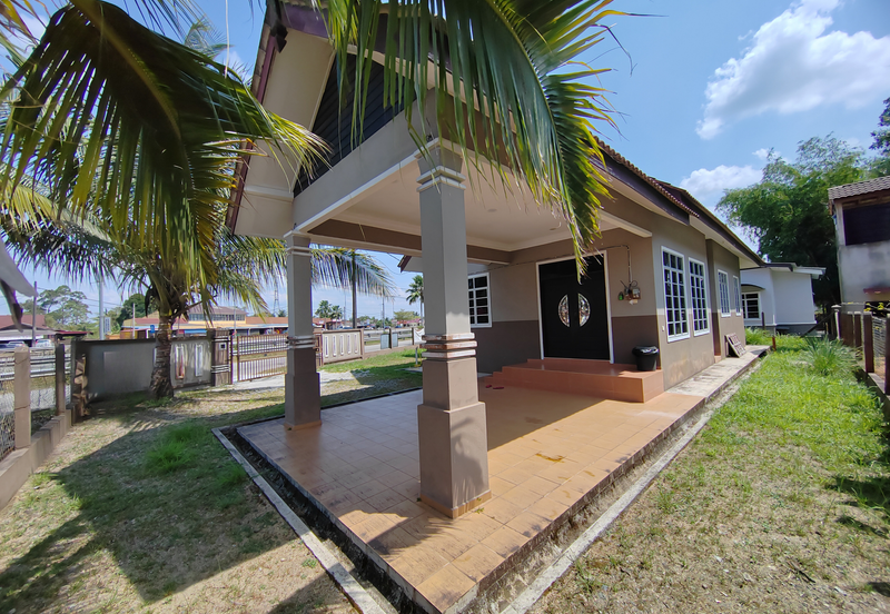 Banglo Setingkat di Kg. Wakaf Dua, Bukit Payong, Terengganu mengadap Jalan Utama