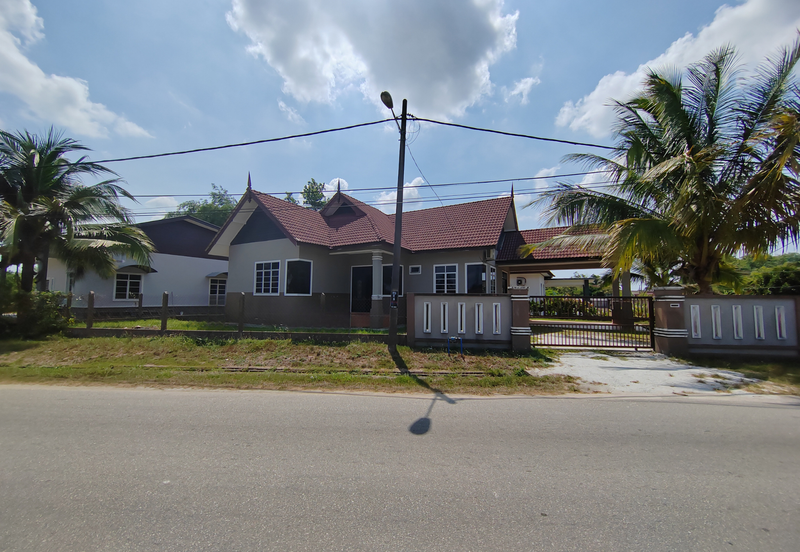 Banglo Setingkat di Kg. Wakaf Dua, Bukit Payong, Terengganu mengadap Jalan Utama
