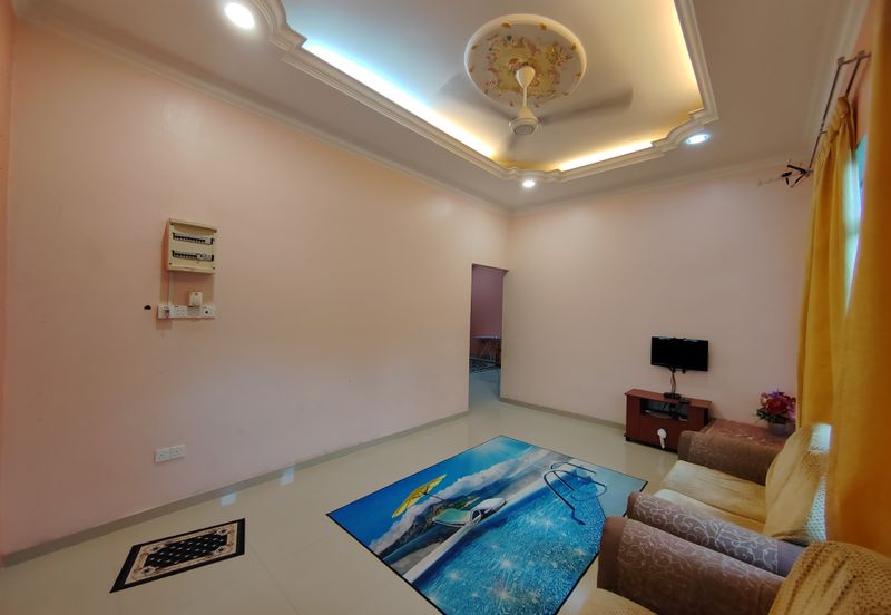 Banglo Setingkat di Kg. Wakaf Dua, Bukit Payong, Terengganu mengadap Jalan Utama