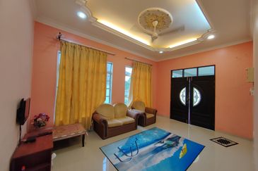 Banglo Setingkat di Kg. Wakaf Dua, Bukit Payong, Terengganu mengadap Jalan Utama