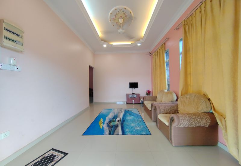 Banglo Setingkat di Kg. Wakaf Dua, Bukit Payong, Terengganu mengadap Jalan Utama