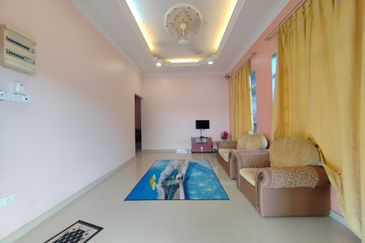 Banglo Setingkat di Kg. Wakaf Dua, Bukit Payong, Terengganu mengadap Jalan Utama