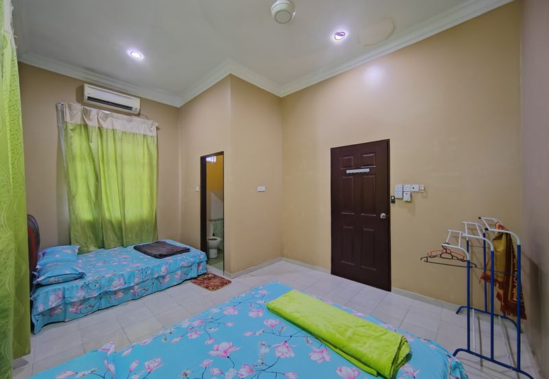 Banglo Setingkat di Kg. Wakaf Dua, Bukit Payong, Terengganu mengadap Jalan Utama