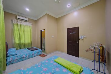 Banglo Setingkat di Kg. Wakaf Dua, Bukit Payong, Terengganu mengadap Jalan Utama