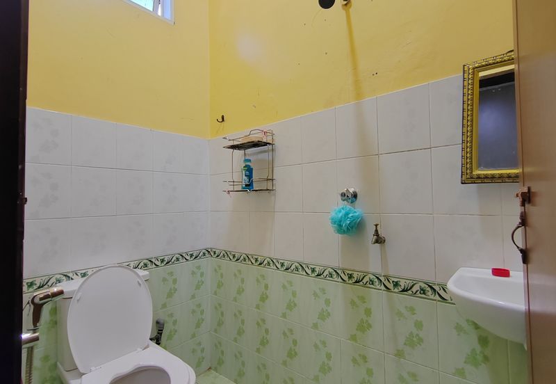 Banglo Setingkat di Kg. Wakaf Dua, Bukit Payong, Terengganu mengadap Jalan Utama