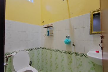 Banglo Setingkat di Kg. Wakaf Dua, Bukit Payong, Terengganu mengadap Jalan Utama