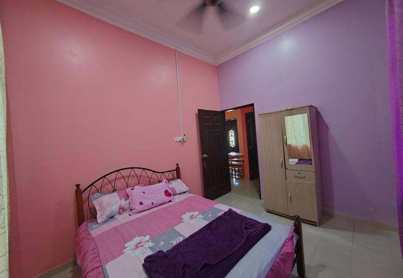 Banglo Setingkat di Kg. Wakaf Dua, Bukit Payong, Terengganu mengadap Jalan Utama