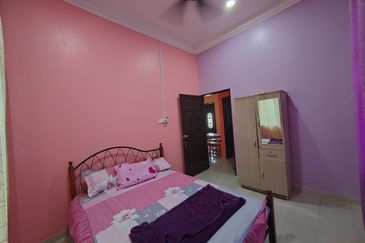 Banglo Setingkat di Kg. Wakaf Dua, Bukit Payong, Terengganu mengadap Jalan Utama